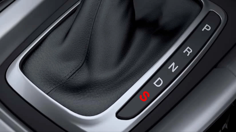 Xe ô tô tăng tốc mạnh mẽ với sport mode, mang lại trải nghiệm lái đầy phấn khích